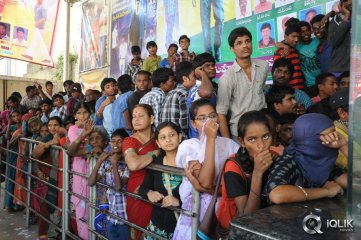 1 Nenokkadine Hungama at RTC Cross Roads